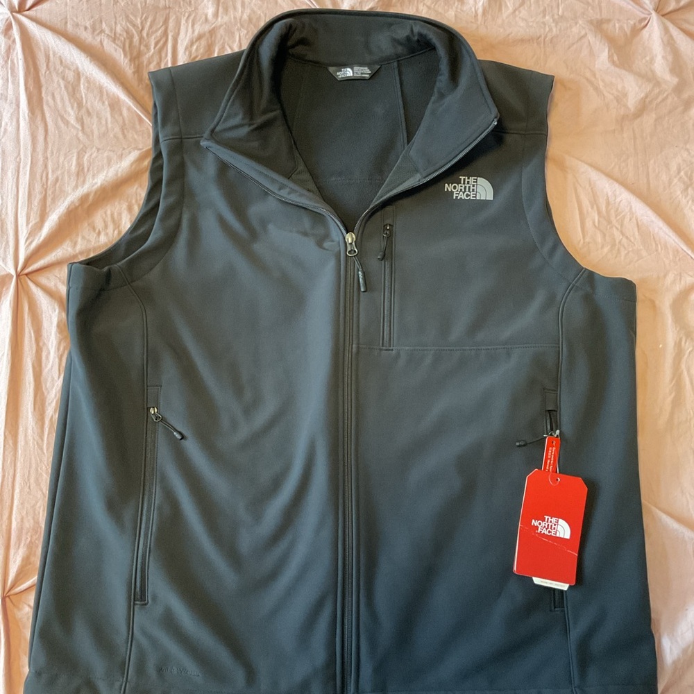 Men’s North Face black golf warm weather vest.